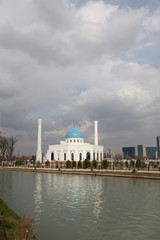 Fototapeta na wymiar White mosque in Tashkent in Uzbekistan 