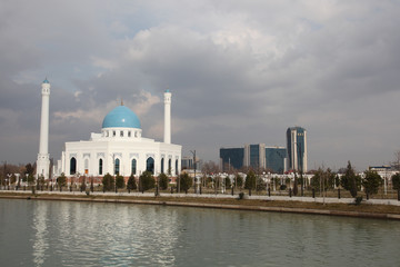 Obraz premium White mosque in Tashkent in Uzbekistan 