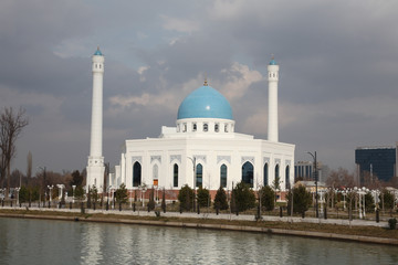 Fototapeta na wymiar White mosque in Tashkent in Uzbekistan 