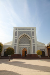 Naklejka premium White mosque in Tashkent in Uzbekistan