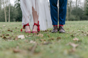 Hochzeitspaar auf einer WIse - Brautpaar Schuhe