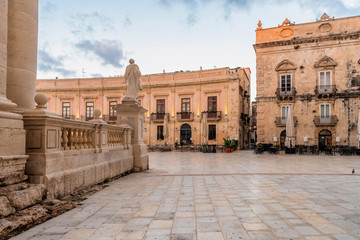 Obraz premium Główny plac (Piazza Duomo) na wyspie Ortigia w Syrakuzach, Sycylia, Włochy