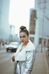 Retro Pop Frau in 90er Jahre Berlin Look 