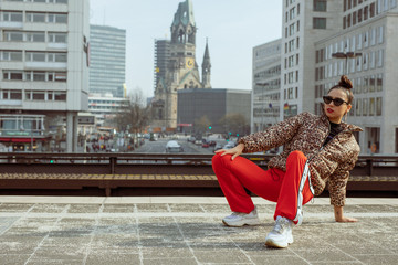 Retro Pop Frau in 90er Jahre Berlin Look 