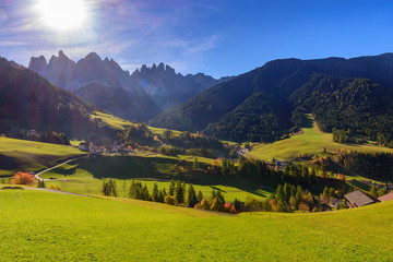 Santa Magdalena, klimatyczne miasteczko w dolinie, Dolomity, Alpy © TOP67