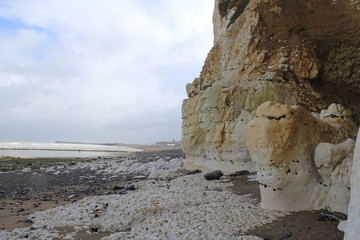 Fototapeta na wymiar the beach along the white alabaster cliff coast in normandy, france at a stormy day with low tide