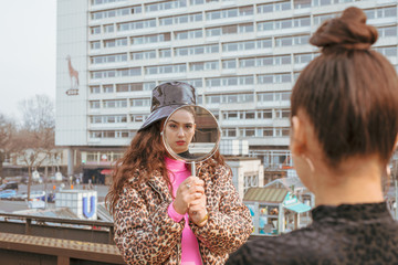 Retro Pop Frau in 90er Jahre Berlin Look 