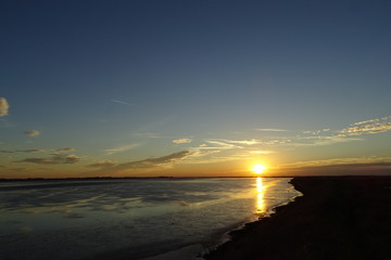 Obraz premium Beautiful sunset views over Breydon Water and the River Yare, Great Yarmouth, Norfolk.
