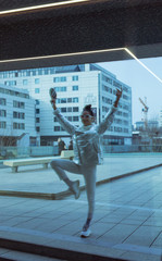Retro Pop Frau in 90er Jahre Berlin Look 