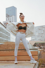 Retro Pop Frau in 90er Jahre Berlin Look 