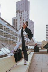 Retro Pop Frau in 90er Jahre Berlin Look 