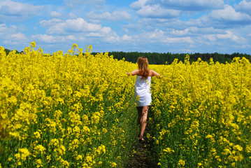 Fototapeta premium girl in the field