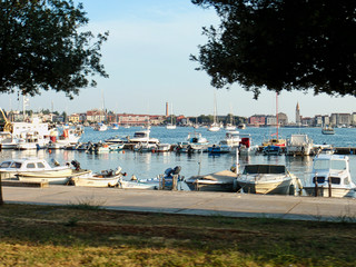 Fototapeta na wymiar a bay with boats in front