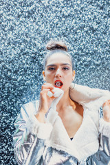 Retro Pop Frau in 90er Jahre Berlin Look mit Glitzer Diamant