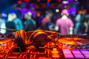 cascos de dj sobre mesa de mezclas en discoteca musica