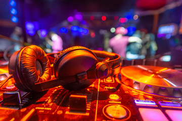 cascos de música sobre mesa de dj en discoteca