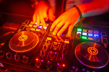 dj mezclando musica en directo nightclub 