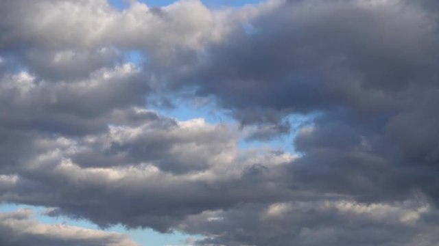 vorbeiziehende Gewitterwolken eines Sturmtiefs