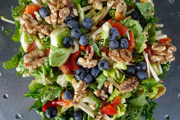 Salat mit Blaubeeren und Walnüssen