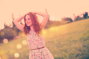 junge rothaarige frau im sommer 