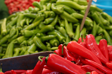 Coarse red pepper and green flavus in the fruit market