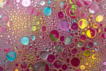 Abstrakcja, tło. Kolorowe bąble, bąbelki - krople oleju w wodzie tworzące abstrakcyjne i ciekawe kszztałty - obrazy, fototapety, plakaty