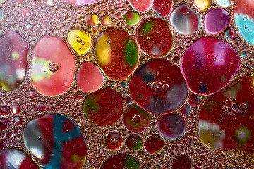 Abstrakcja, tło. Kolorowe bąble, bąbelki - krople oleju w wodzie tworzące abstrakcyjne i ciekawe kszztałty