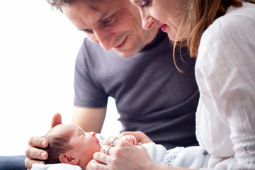Padres con su hija recién nacida