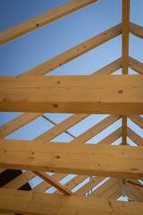 Holzbalken und Holzsparren lassen ein neues Hausdach erkennen