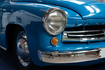Blauer Oldtimer aus den 50 ger Jahren Ausschnitt