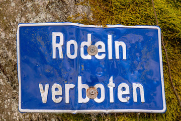 blue sign with the inscription "Sledging forbidden"