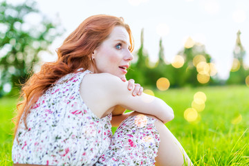 junge schöne rothaarige frau in der natur