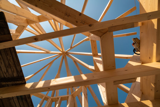 Hausbau - Dachbau mit Holzbalken