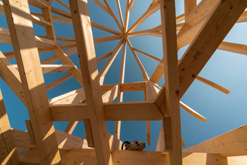 Holzbalken und Holzsparren lassen ein neues Dach erkennen