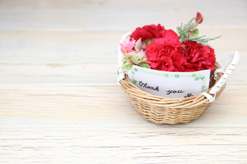 籠に挿したカーネーション