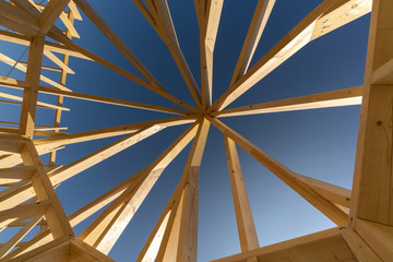 Holzbalken zeigen eine eigenwillige Dachkonstruktion