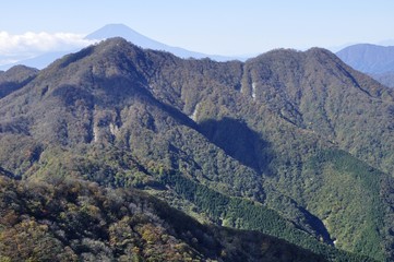 丹沢主稜に重なる富士山