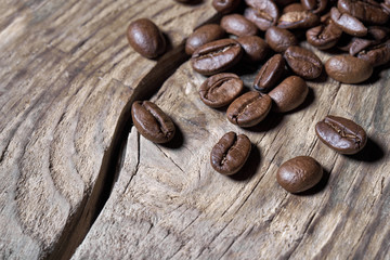 Kawa w ziarnach na drewnianych deskach