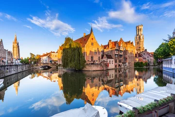  Brugge, België. Het kanaal Rozenhoedkaai in Brugge met het Belfort op de achtergrond. © SCStock