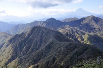 秋の丹沢山地と富士山