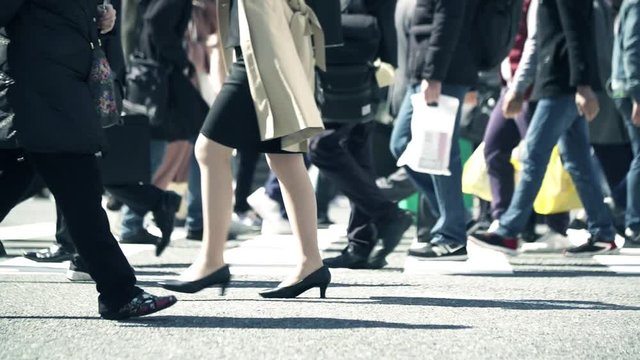 渋谷スクランブル交差点を行き交う人々