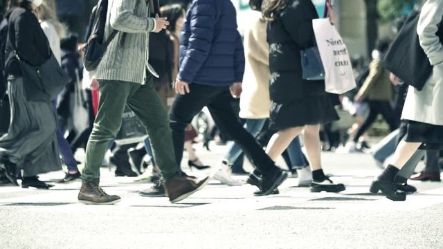 渋谷スクランブル交差点を行き交う人々