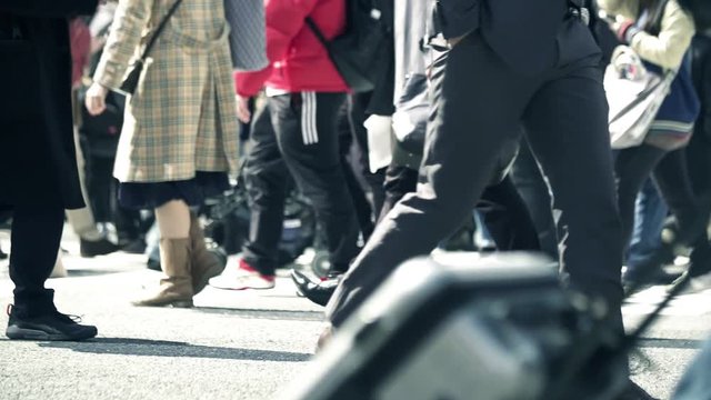 渋谷スクランブル交差点を行き交う人々