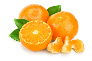 Fototapeta na wymiar tangerine or mandarin fruit with leaves isolated on white background