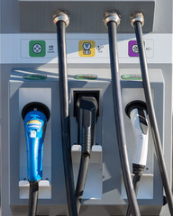 Ladestation für ein Elektrofahrzeug mit 3 unterschiedlichen Verbindungssteckern