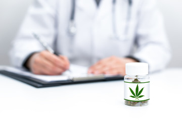 Arzt verschreibt medizinisches Cannabis Hanf zur Schmerzlinderung Alternative Medizin CBD