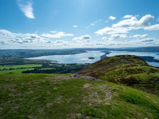 Naklejka premium overview at beautiful lake (loch lomond)