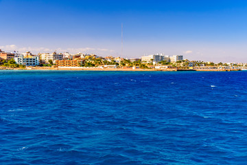 Fototapeta premium Panoramiczny widok na miasto Hurghada z Morza Czerwonego