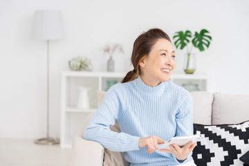 タブレットを見るシニア女性