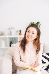 本を読むシニア女性